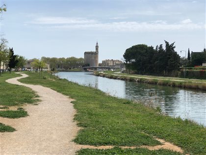 Die Einfahrt mit dem Velo nach Aigues-Mortes