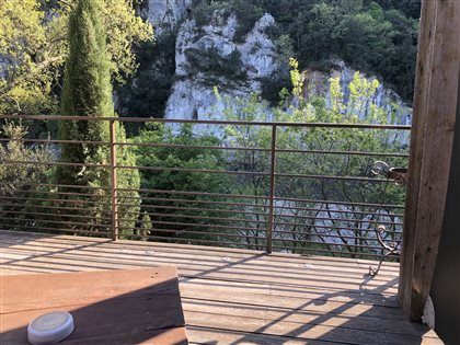 Die Holzterrasse mit voller Sicht auf die Ardèche