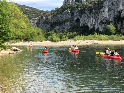 Gruppenweise kommen die Kanuten die Ardèche herunter