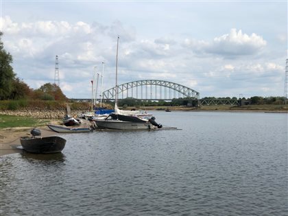 Unser Campingplatz am Niederrhein. Gefühlt alle 2 Minuten fährt ein Zug über die Brücke