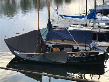 Plattbodenschiff im Hafen des Campings am Niederrhein