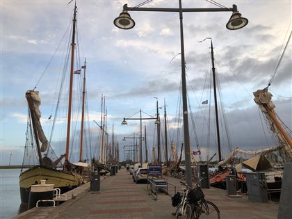 Ein erster Blick auf unser Schiff im Hafen von Enkhuizen