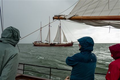 Auch die anderen Schiffe waren mit stark gerefften Segeln unterwegs