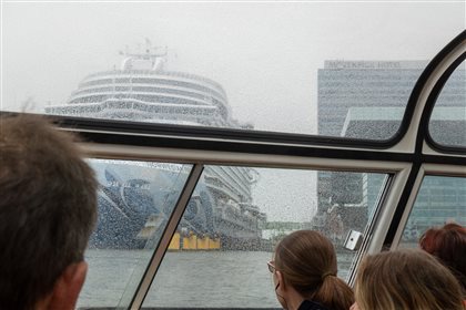 Ein Ausflug nach Amsterdam gehörte dazu - aber nicht unbedingt ein Kreuzfahrtsschiff