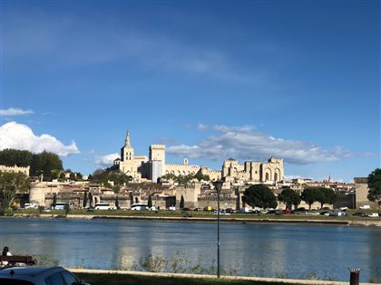 Avignon vom Zeltplatz aus gesehen - mit den Flusskreuzfahrtschiffen