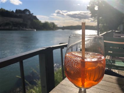 Beim Apèro mit Aperol - jetzt kommt langsam Ferienstimmung auf, wenn da nur nicht dieser Husten wäre!