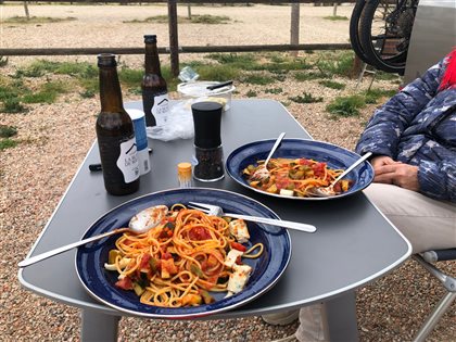 Spaghetti à la casa und Bier vom Bauernhof! Die Spaghettis waren besser. 