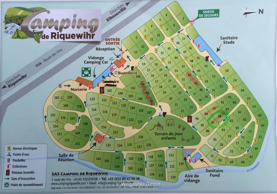 Ein grosszügiger, schattiger Platz mit viel Grünfläche