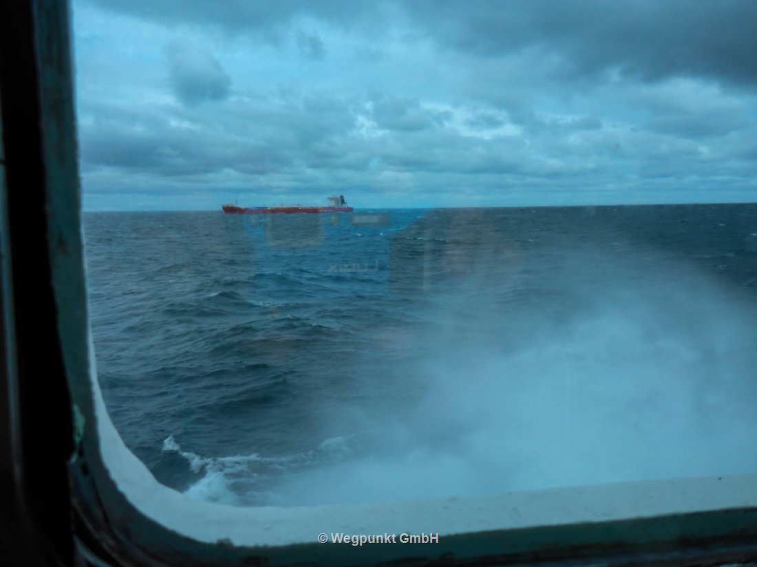 3 Meter Wellen bei 30 Knoten Wind zeigen Spuren