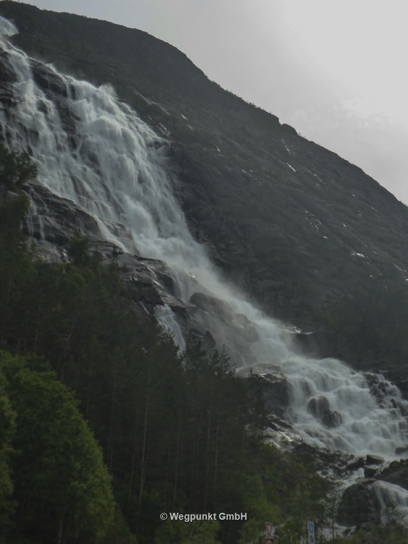 Wasser das sich 600 Meter in die Tiefe stürzt