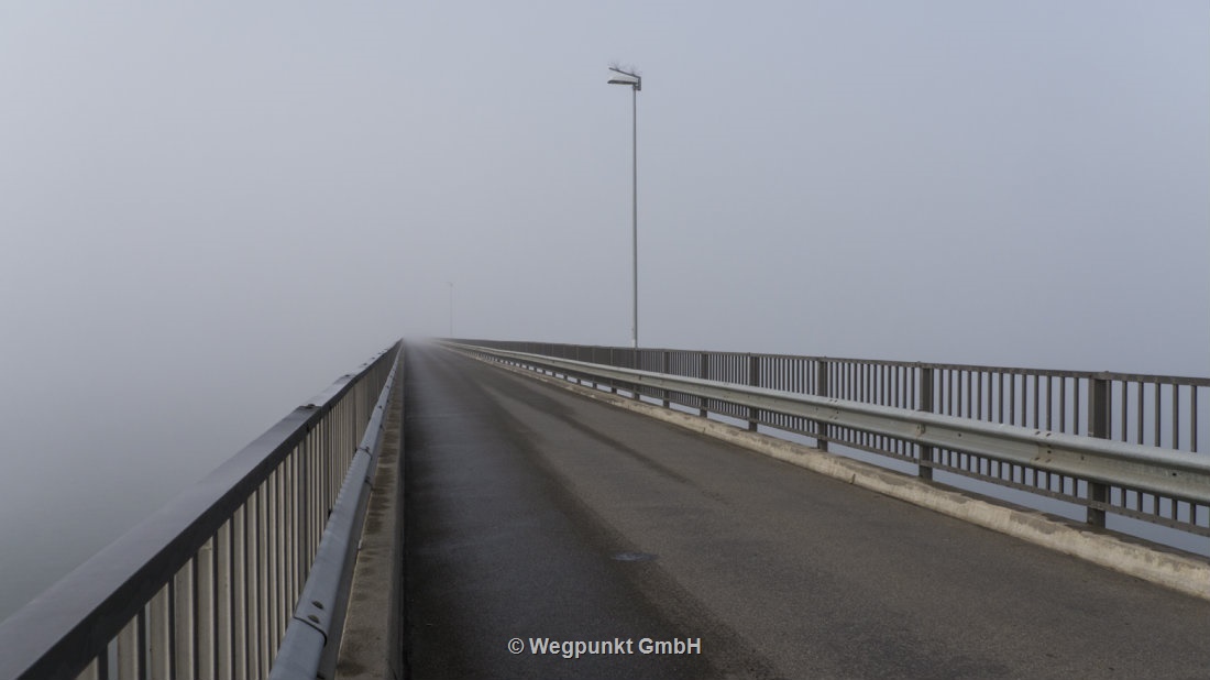 Die Brücke von Einsiedeln nach Willerzell. Die Durchfahrt ist beschränkt auf 2.30 M - und das hat seinen Grund!