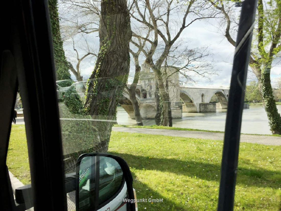 Der Blick von der Einfahrt des Campingplatzes auf den Pont d'Avignon