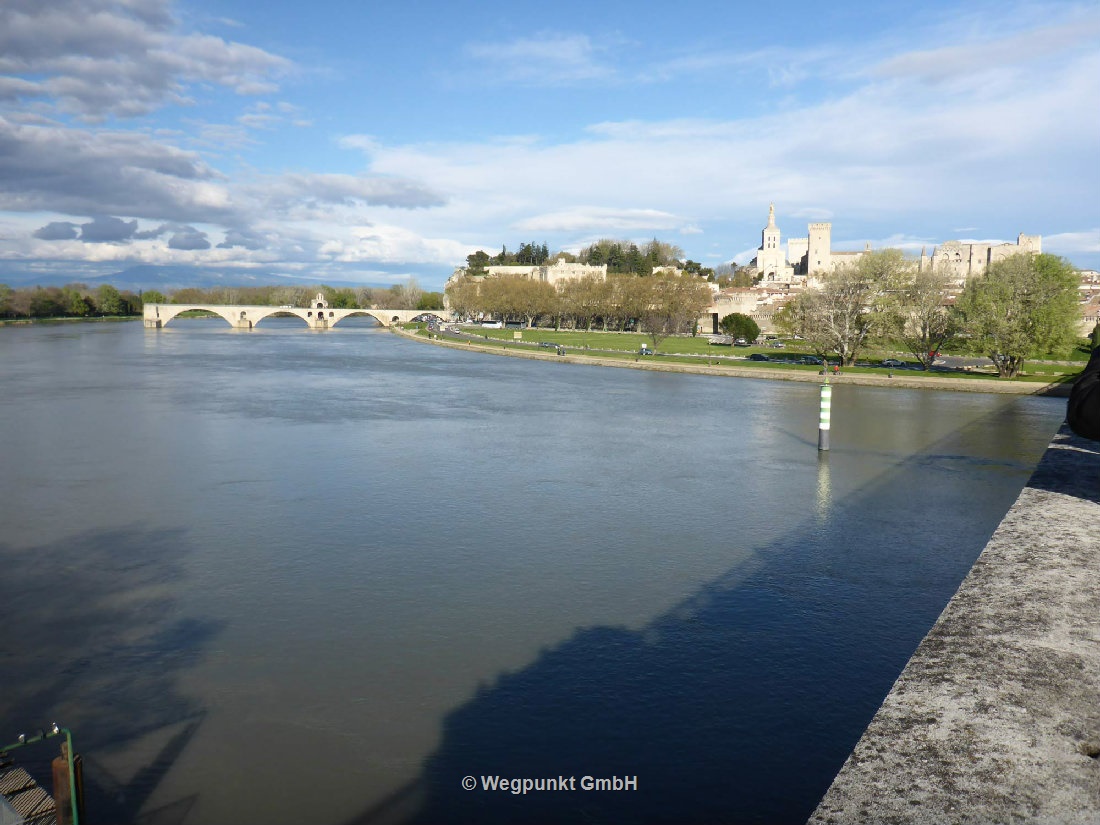 Der Blick von der Brücke von Avignon auf den Pont d'Avignon