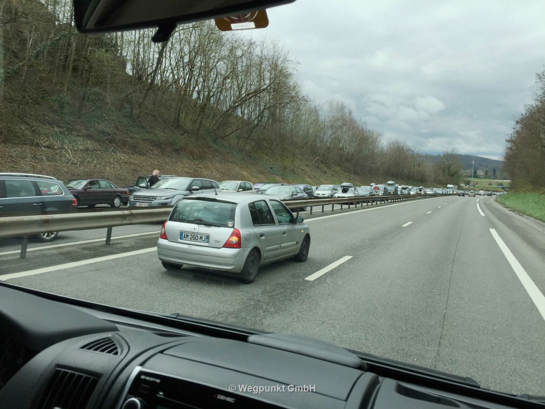 Kilometerlange Staus Richtung Nyon - auf unserer Seite eitel Sonnenschein im Regen!