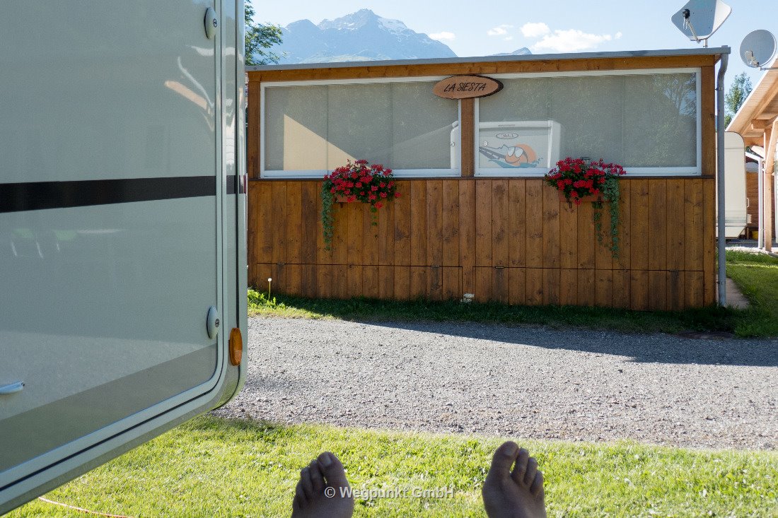 Angekommen und Füsse hoch, La Siesta und das Doublefun-Logo und die Berge vor Augen