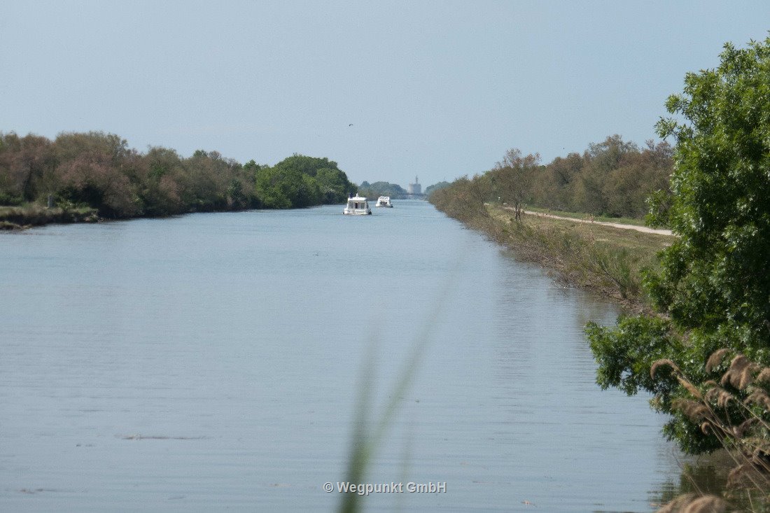 Der Weg nach Aigues-Mortes am Rhonekanal entlang, ein Traum mit dem Velo