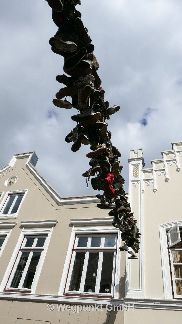 Statt Schlösser an Brückengeländern aufzuhängen werden hier die Schuhe aufgehängt
