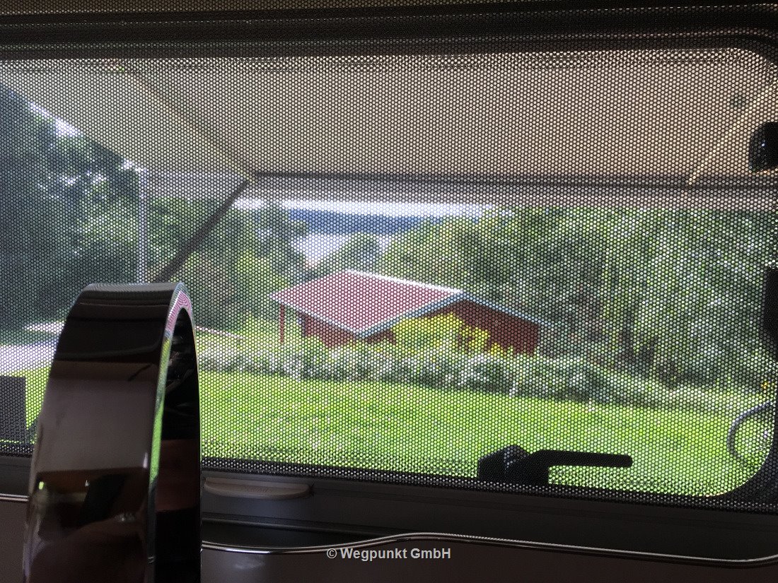 Seeblick aus der Küche durchs Moskitonetz