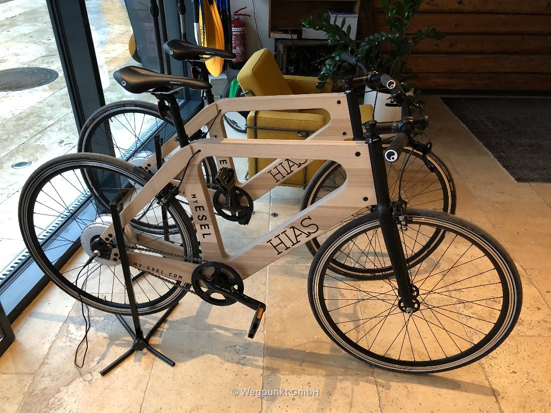 Velos mit Holzrahmen können im Shop besichtigt werden