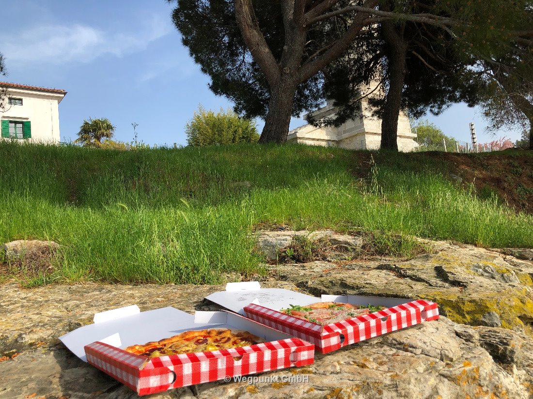 Die Füsse im Meer, die Pizza im Mund, den Leuchtturm im Rücken, so lässt es sich gut leben