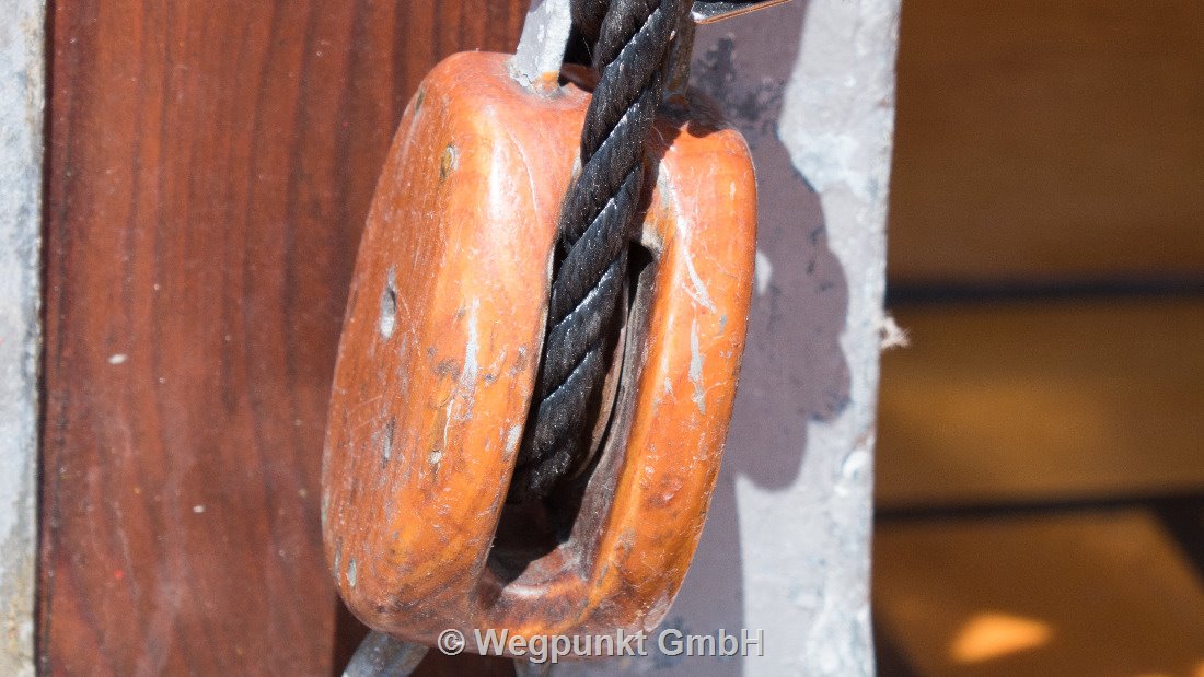 Ein wunderschöner Holzblock am Zeesenboot