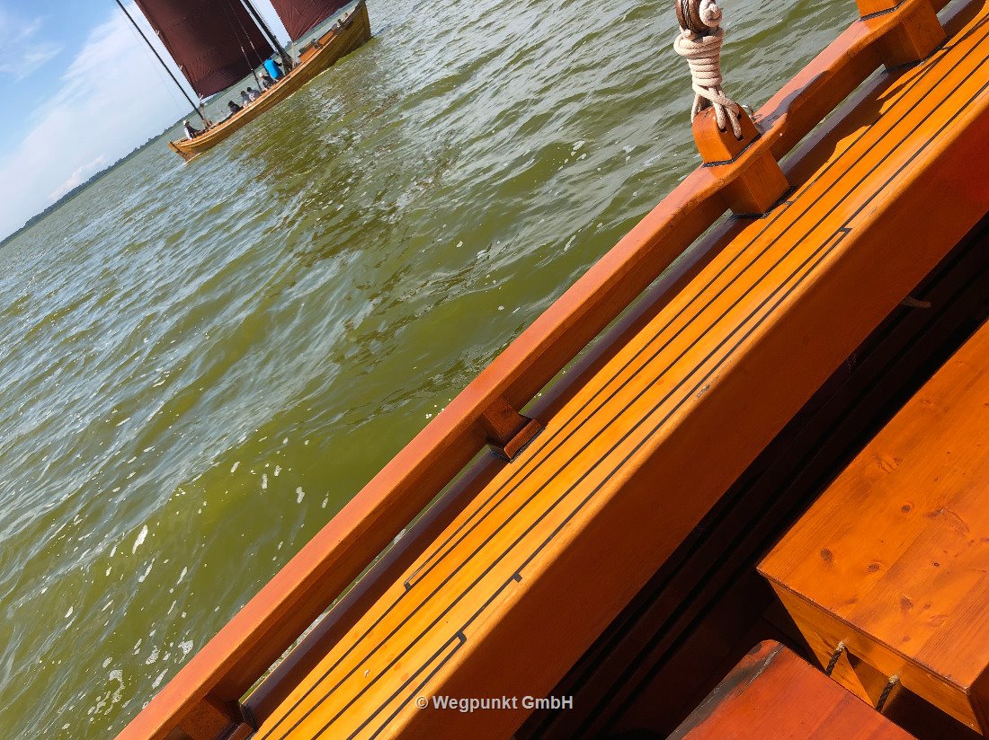 Der Blick vom Zeesenboot zum Zeesenboot