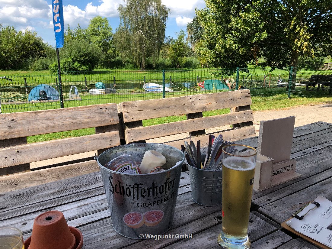 Ein lauschiger Platz mit Blick auf den kleinen Hafen der Recknitz