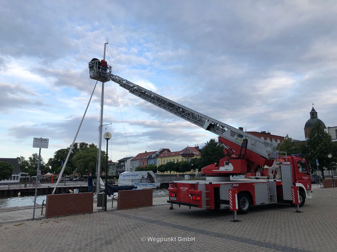 Die Feuerwehr hilft das Toplicht zu wechseln