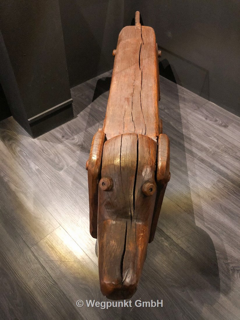 Holzdackel auf Holz