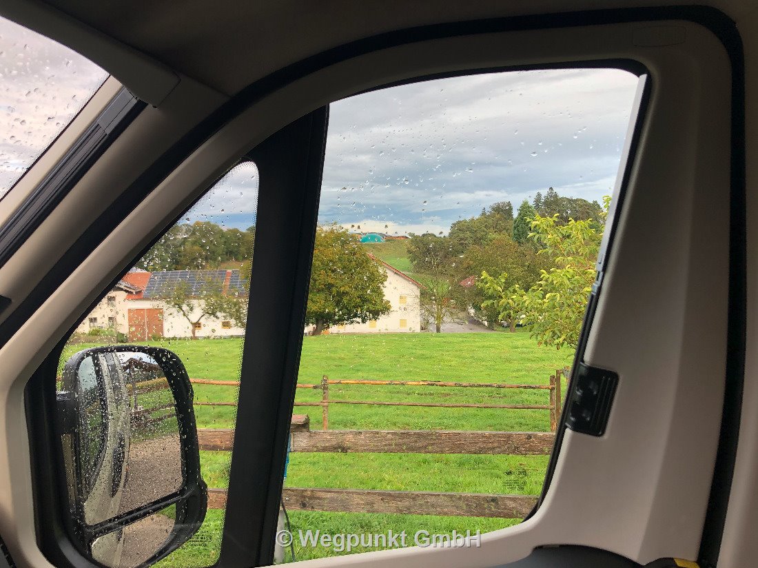 Selbst den Bullen ist es heute zu nass. Blick auf den Gasthof Kiefering vom Stellplatz