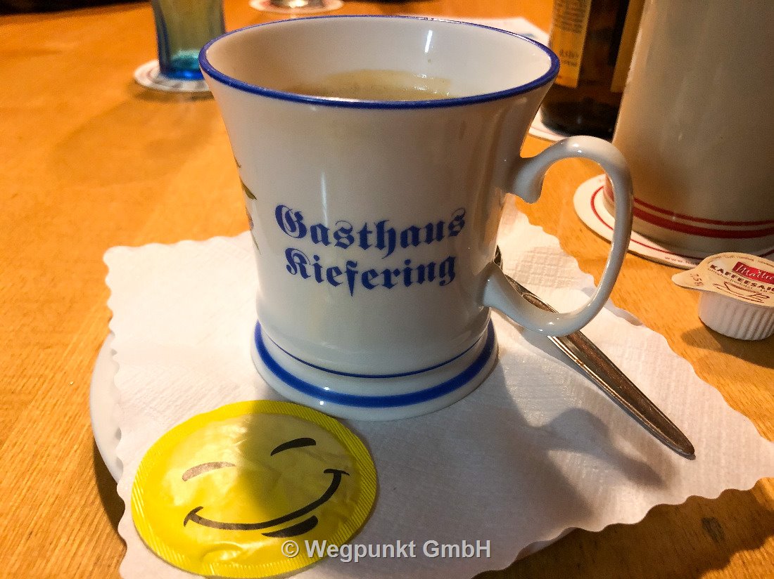 Mit einem Lächeln serviert