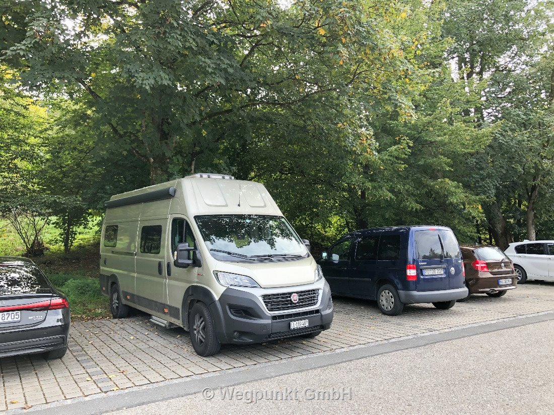 Wir haben unseren Revo auf einen normalen Parkplatz gequetscht. Geht doch!