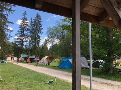 Zelte und Tipis dominieren den Campingplatz