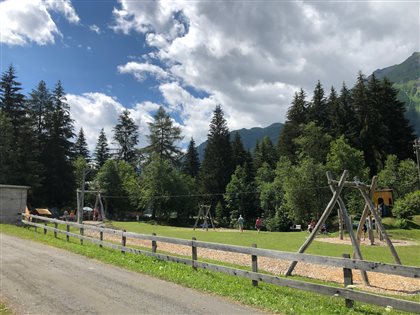 Der Abenteuerspielplatz mit direktem Zugang zum Bach