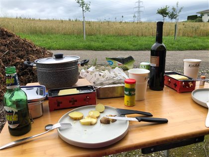 Das Raclette vor der Scheune kurz vor dem Hagel