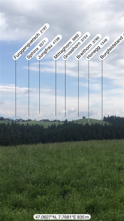 Hinter den Wolken sind die beschriebenen Berge